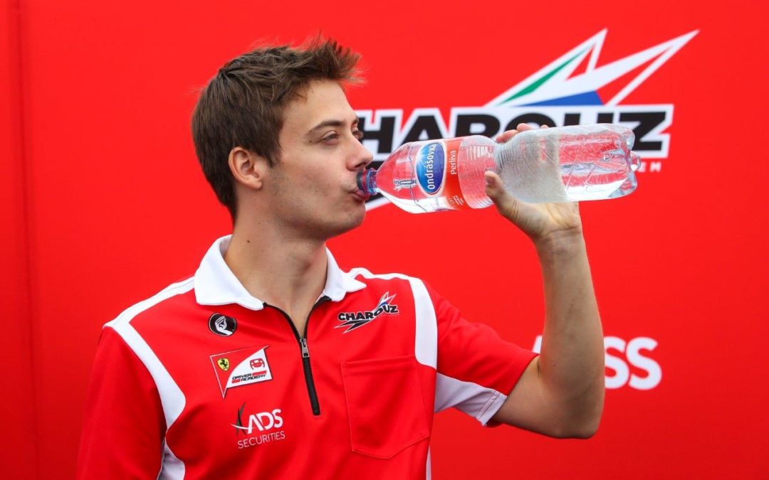 Piloti formule se často pekelně potí: Co nejraději pijí jezdci české stáje?