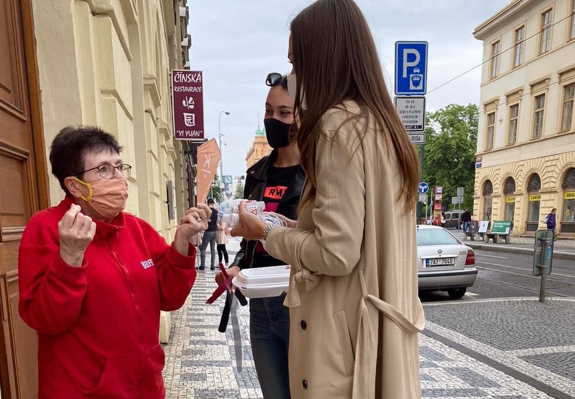 Soupeření šlo stranou: Missky z konkurenčních soutěží pomáhaly