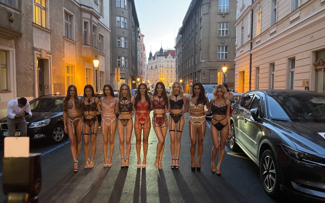 Dvě krásky v reklamě na Provoque: Tohle prádlo se musí prodávat samo