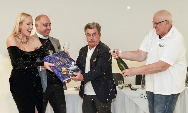 Hvězdný Häkkinen křtil a světoznámé šampaňské Mumm teklo proudem